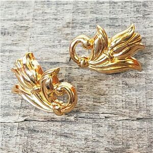 AVON Vintage 1980s Goldtone Tulip Pierced Earrings